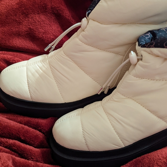 New women's Guess White Snow Boots - Picture 5 of 8